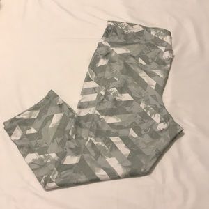 New Workout Capri Leggings Size XL